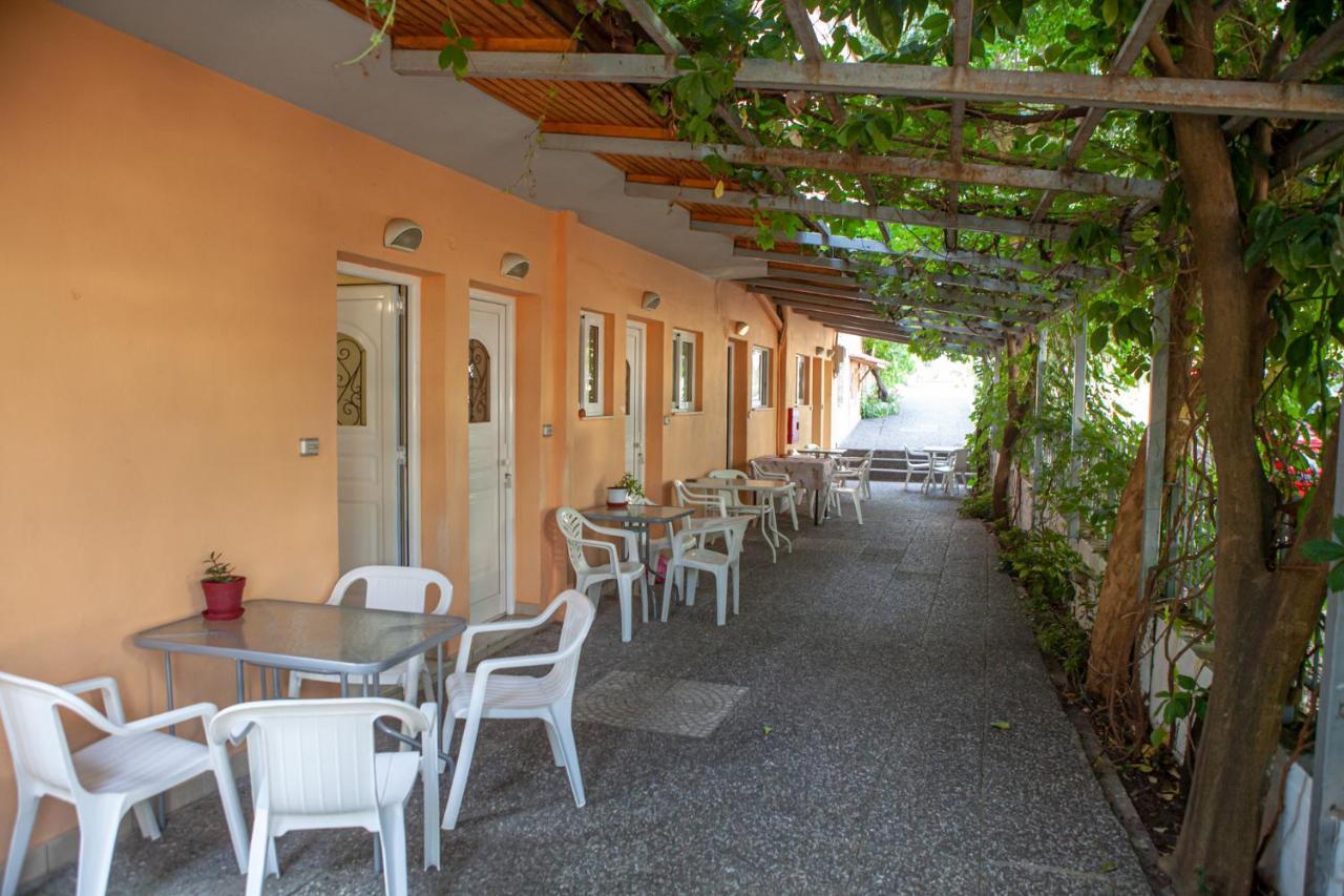 Hotel Loula Rooms And Apartments Kamena Vourla Bagian luar foto
